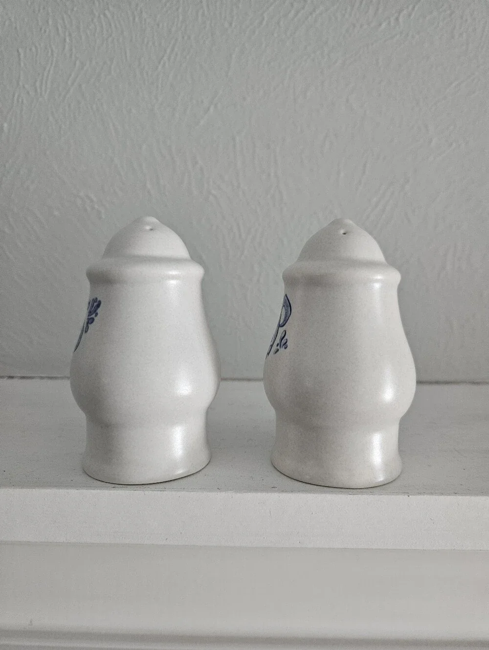 Vintage Pfaltzgraff Yorktowne Pattern Stoneware Salt And Pepper Shakers Set